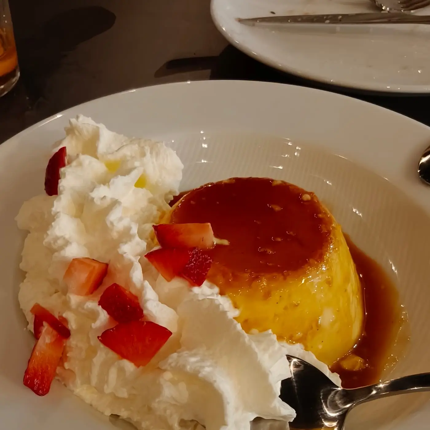 Arroz con leche cremoso con fresas y salsa de fresa