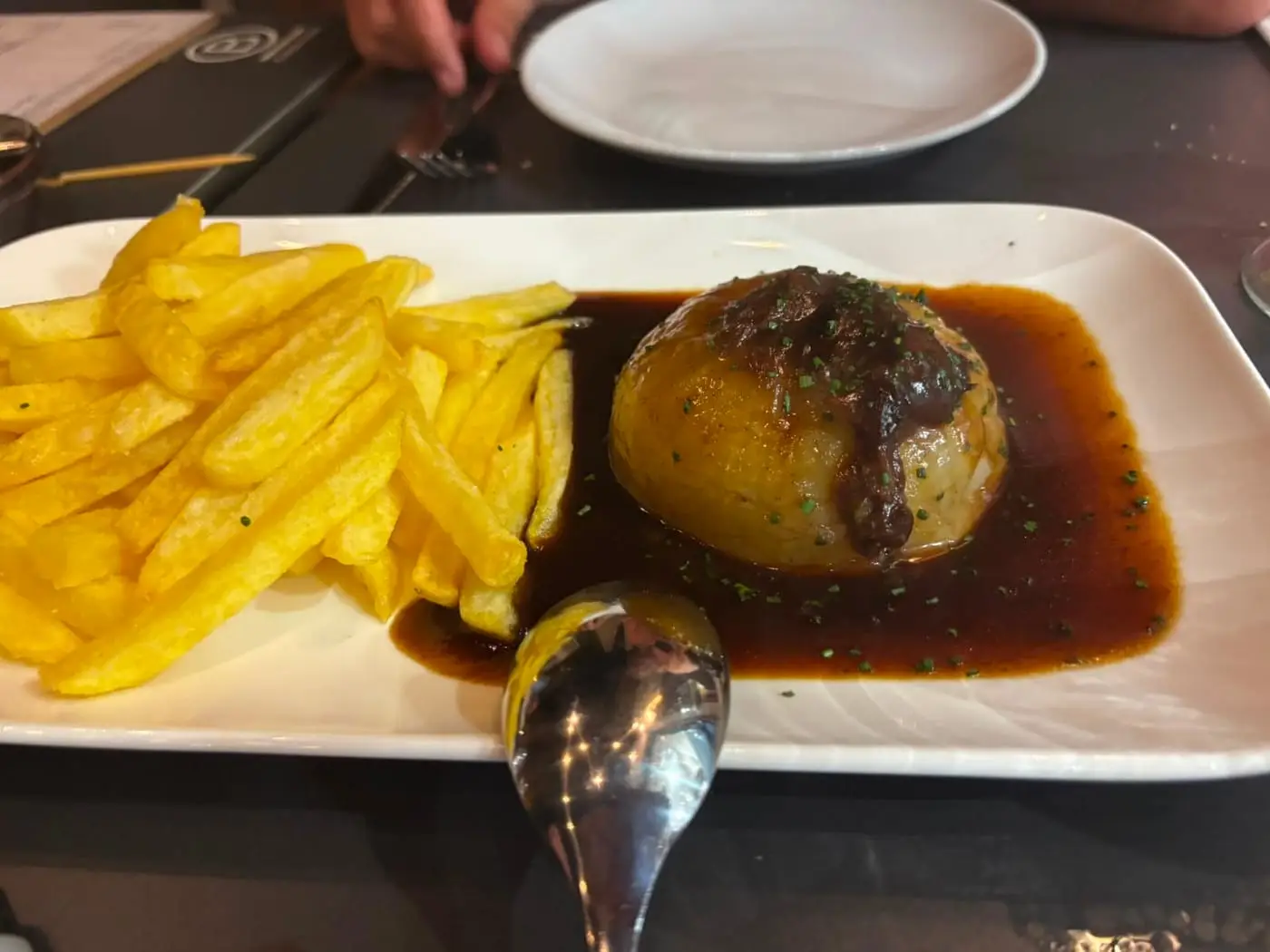 Cachopo al Cabrales con salsa de queso asturiano y patatas fritas
