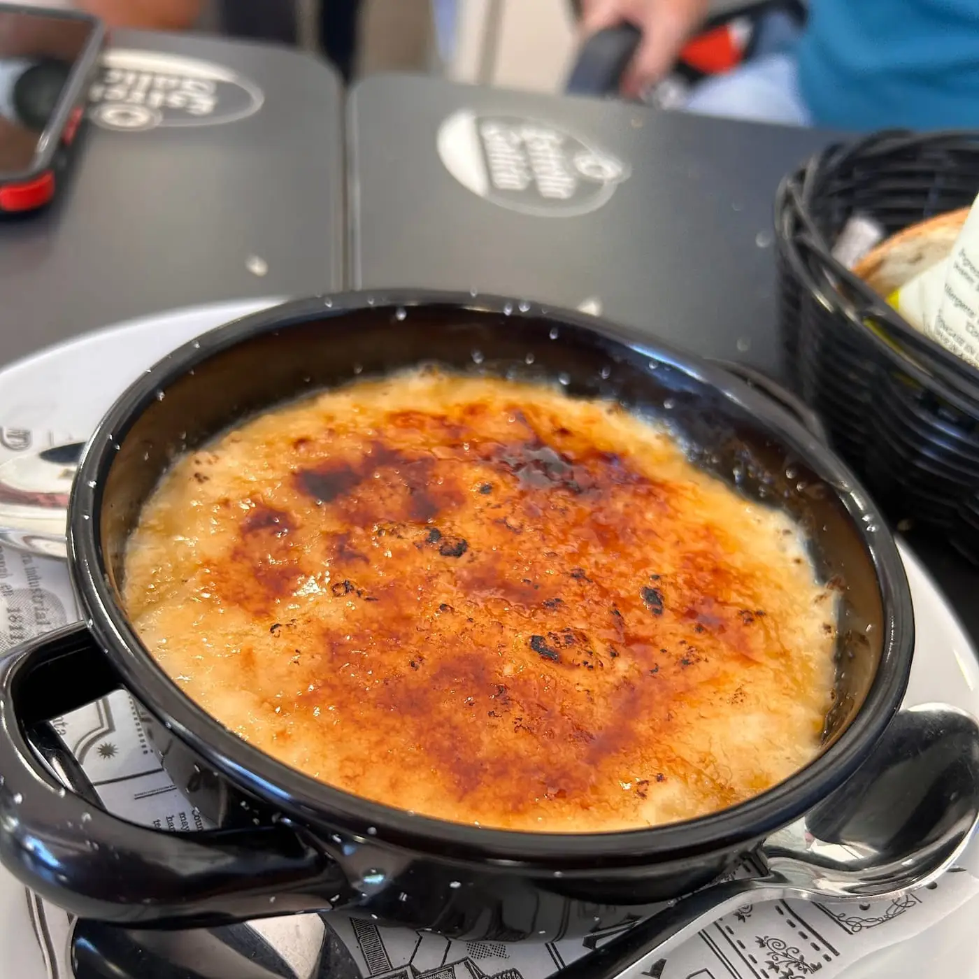 Croquetas caseras gratinadas hasta dorarlas, servidas en cazuela de barro