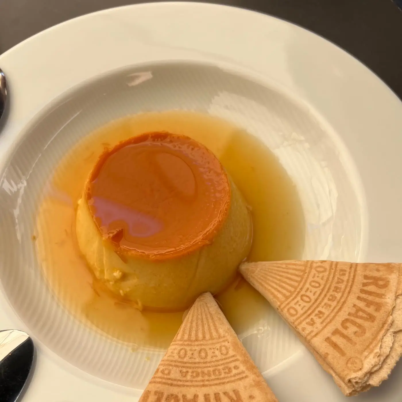 Flan casero con caramelo y obleas crujientes al lado