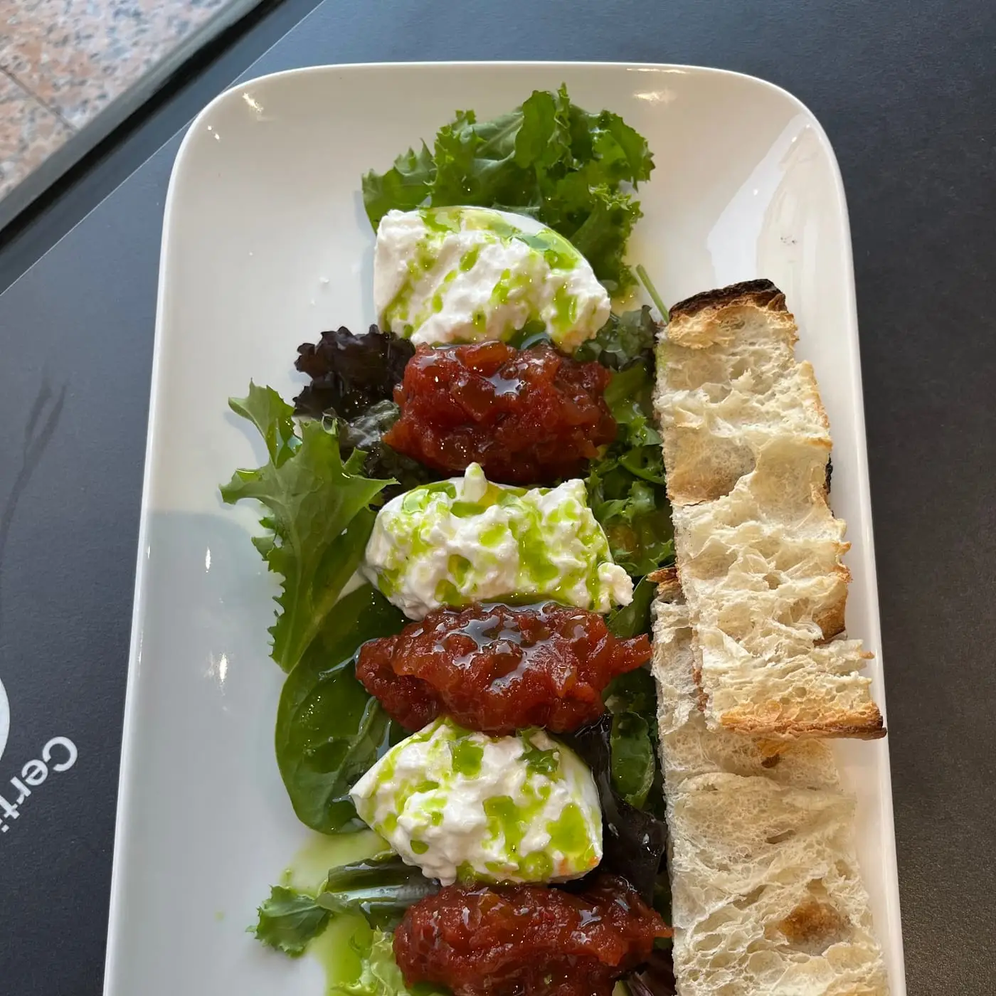 Pincho de queso de cabra al natural con tomate y pan tostado, con ensalada verde